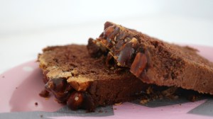 Erdnusskaramell auf Schokokuchen
