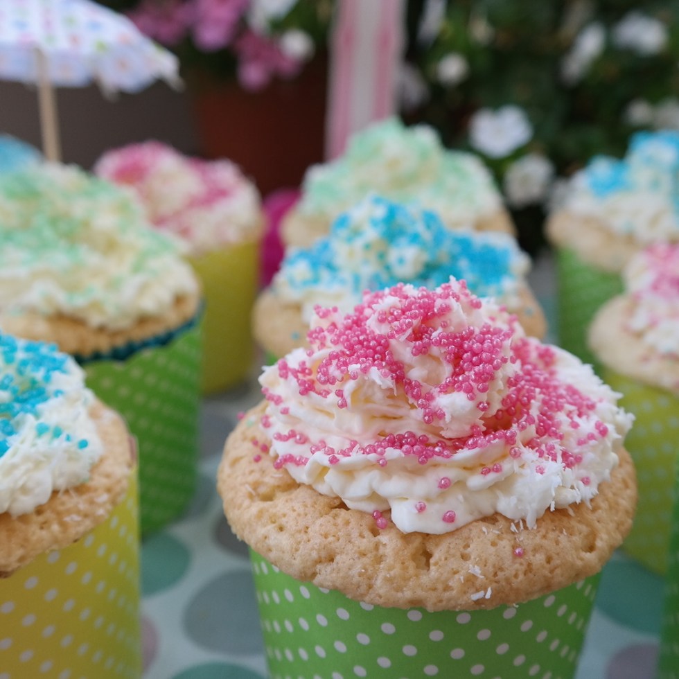 Sweet coconut cupcakes by Annibackt