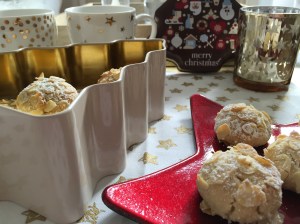 Keksdose mit Mandelplätzchen