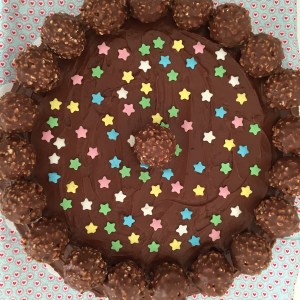 Anni backt Ferrero-Rocher-Torte