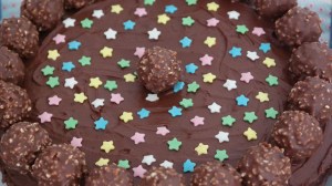 Anni backt Schokokuchen