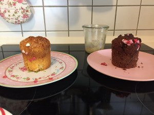 Schoko- und Zitronenkuchen im Glas