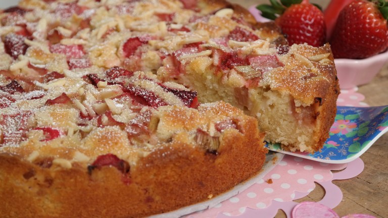 Lockerer Rhabarberkuchen mit Joghurt