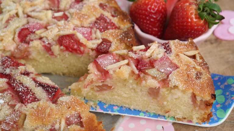 Ein Stück Rhabarberkuchen