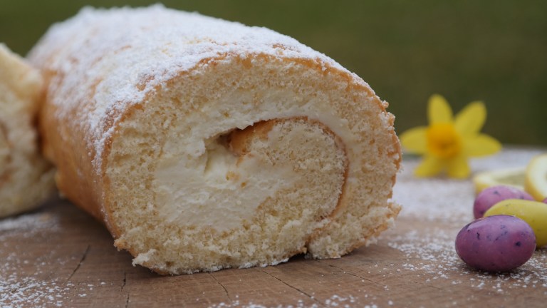 Biskuitrolle mit Cheesecakefüllung