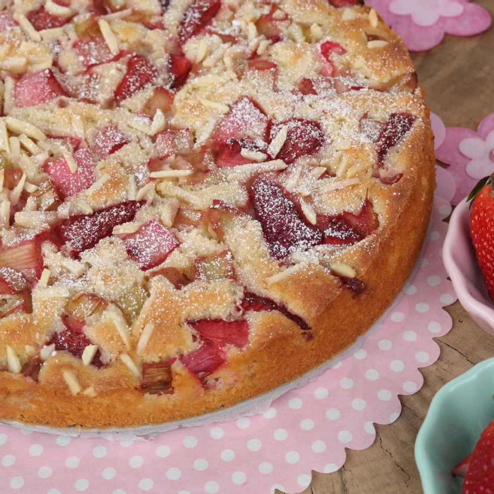 Erdbee-Rhabarber-Kuchen mit Joghurt und Mandeln