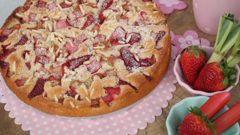 Erdbee-Rhabarber-Kuchen mit Joghurt und Mandeln