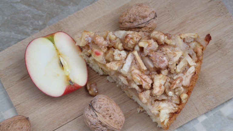 Köstlicher Herbstbote: Apfel-Walnuss-Kuchen mit Zimtsirup – Annibackt