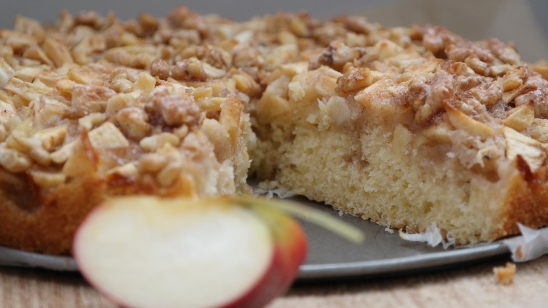 Apfelkuchen mit Walnüssen
