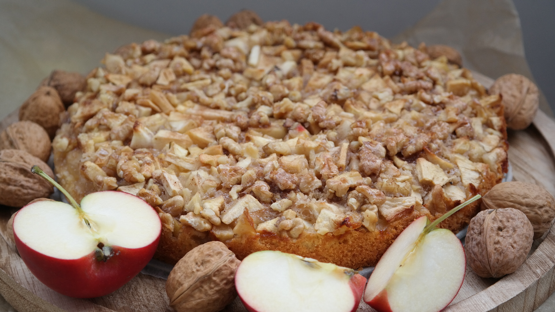 Köstlicher Herbstbote: Apfel-Walnuss-Kuchen mit Zimtsirup – Annibackt