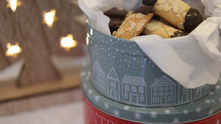 Plätzchen mit Mandeln und Marzipan