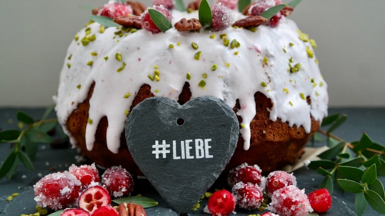 Cranberry Gugelhupf mit Pekannüssen