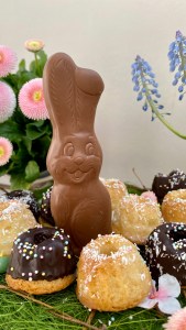 Schokoosterhase mit Kuchen