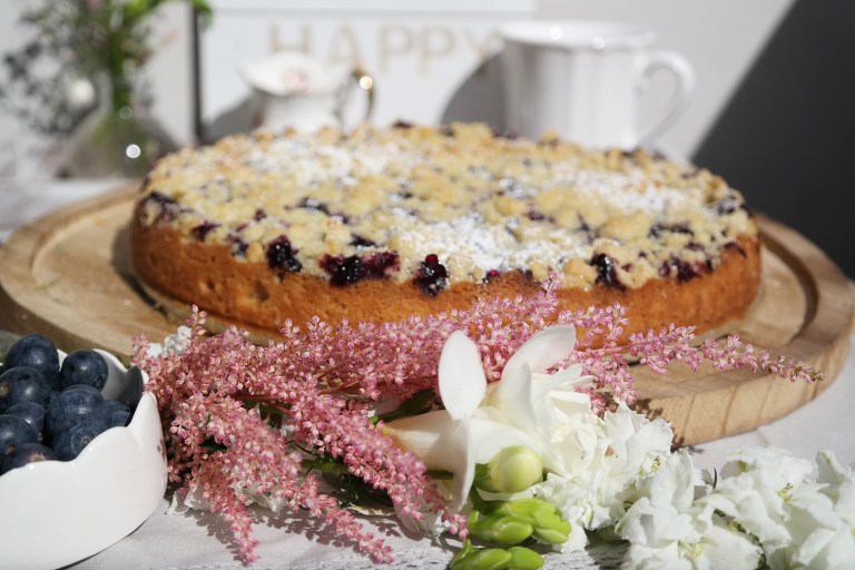 Heidelbeer-Käsekuchen mit Streuseln und Blümchen