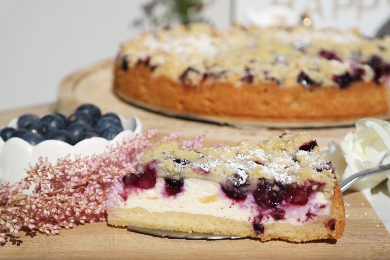 Ein Stück Heidelbeer-Käsekuchen