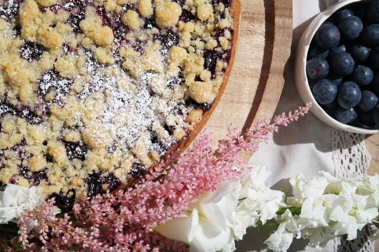 Heidelbeer-Käsekuchen mit Streuseln von oben