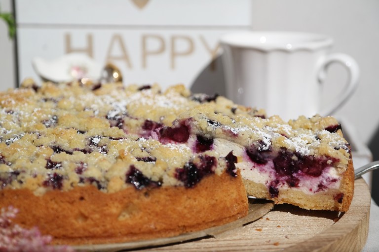 Anschnitt vom Käsekuchen mit Heidelbeeren