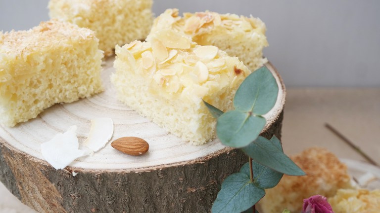 Blechkuchen mit Mandel- und Kokosbelag