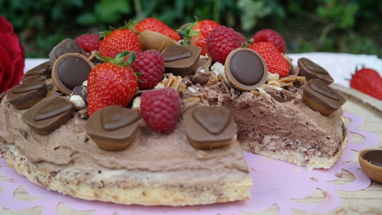 Anni backt Torte mit Toffifee