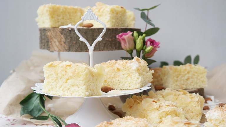 Kuchenstücke auf Etagere