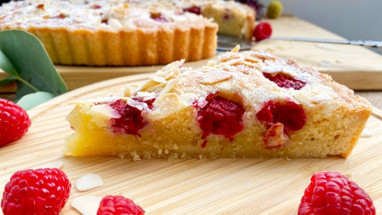 Ein Stück Mandel-Himbeer-Tarte