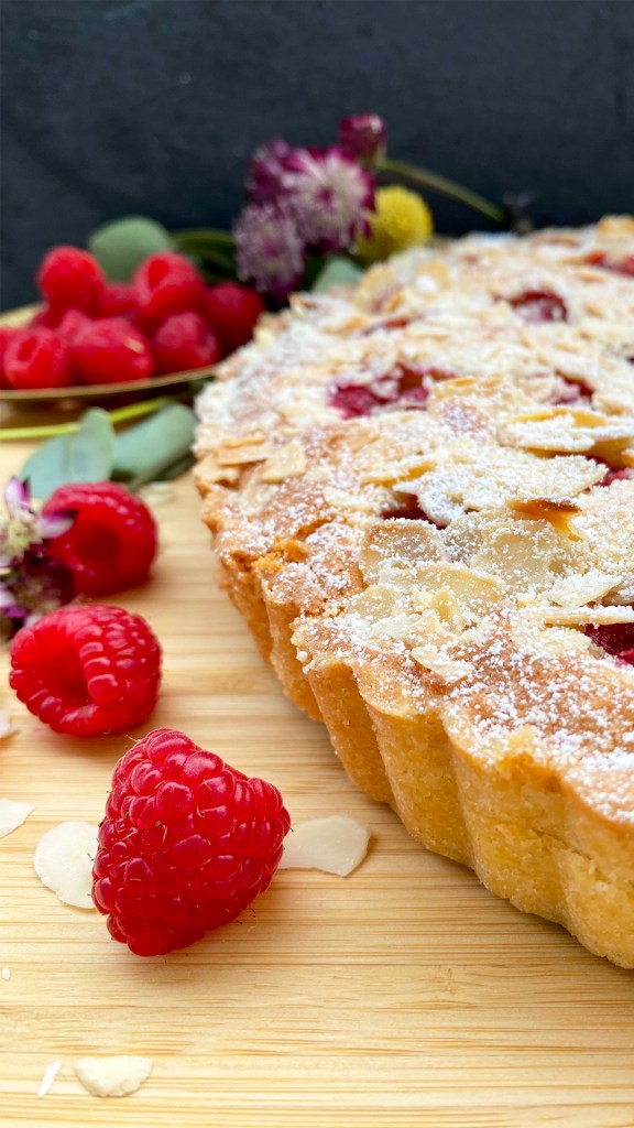 Mandel-Tarte mit Himbeeren