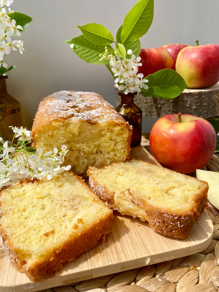 Aufgeschnittener Apfelkastenkuchen