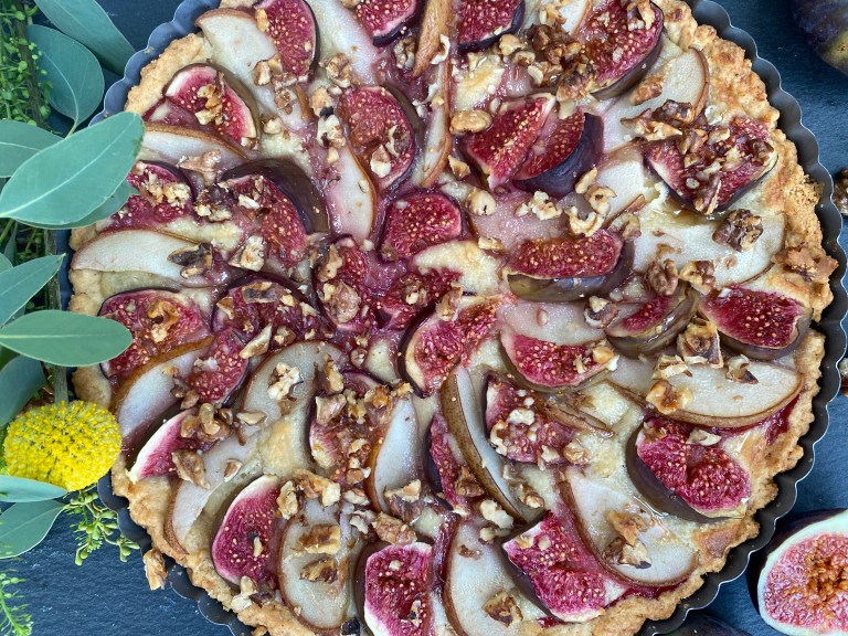 Mürbeteigkuchen mit Feigen und Walnuessen
