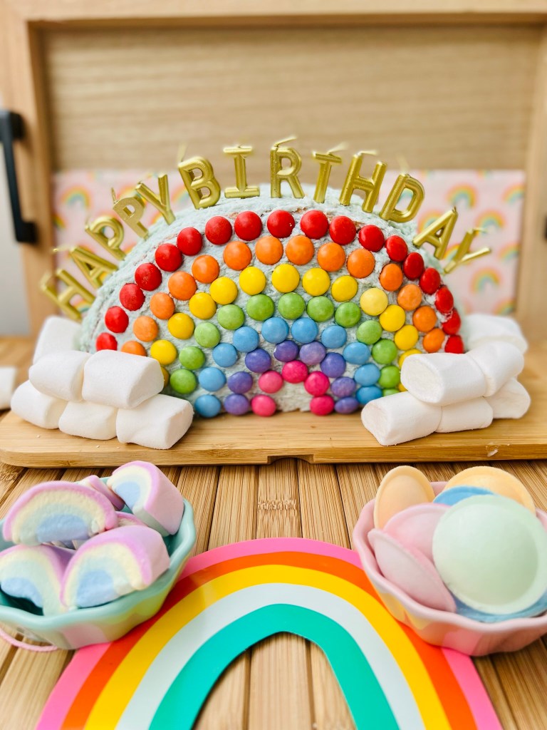 Regenbogenkuchen mit Smarties