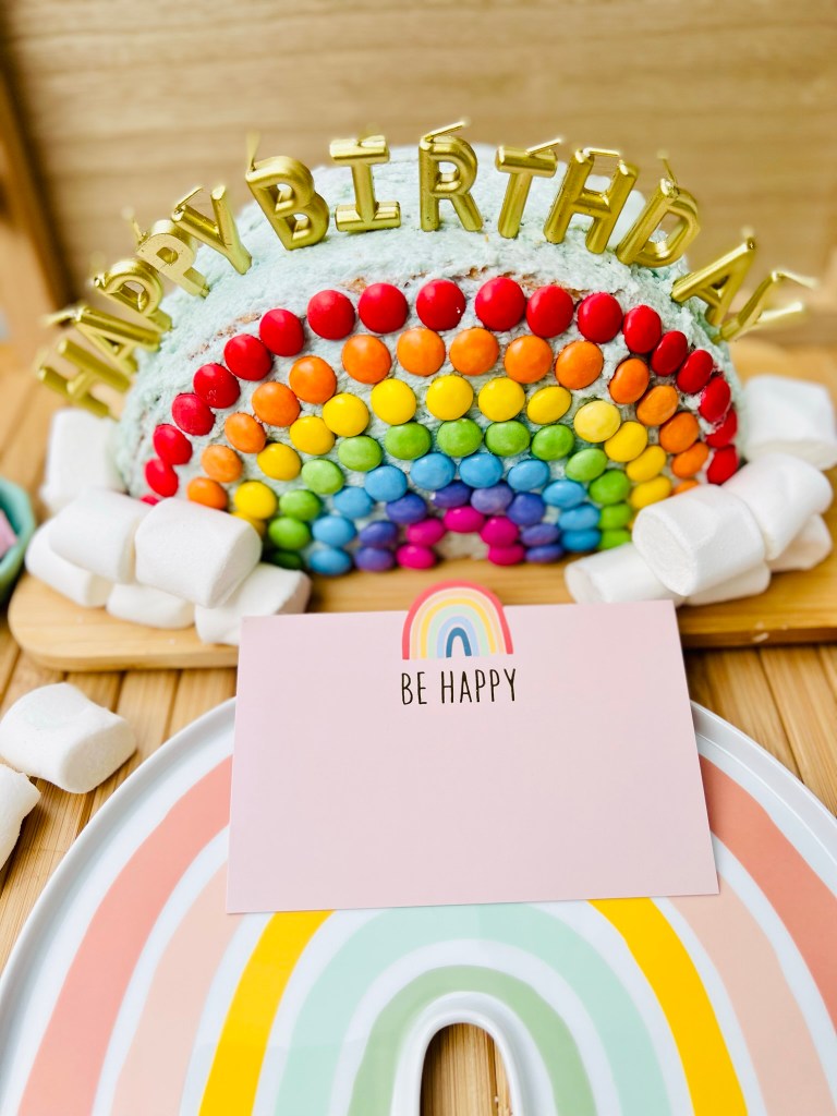 Regenbogenparty mit Kuchen