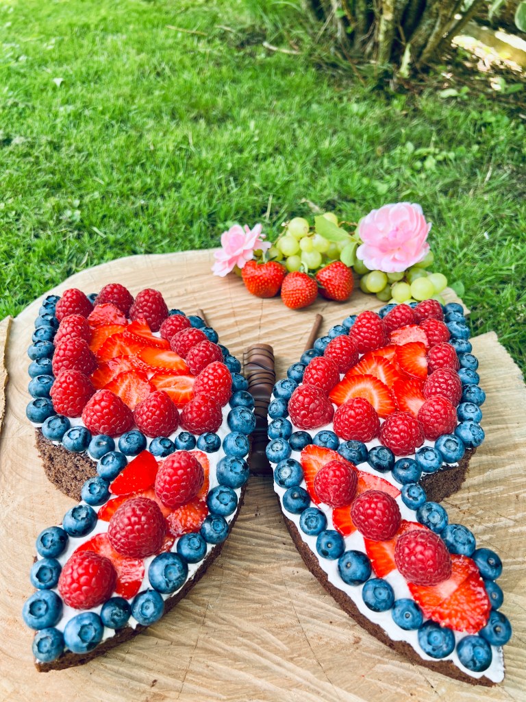 Schmetterlingstorte mit Beeren